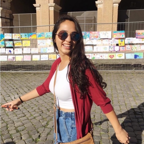 Meet your Posher, Lupita - Picture 2 of 4